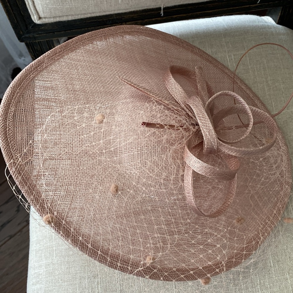 Elegant Women's Fascinator Hat in Blush Pink